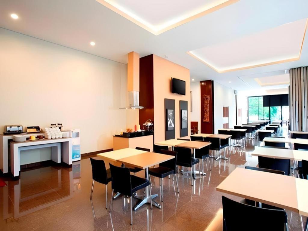 Amaris Hotel Pasar Baru Jakarta Exterior photo